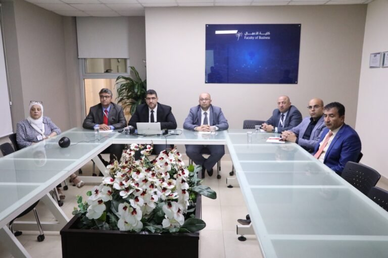 عميد “أعمال الشرق الأوسط” يسرد للطلبة المستجدين رحلة تفوق الكلية عالميًا