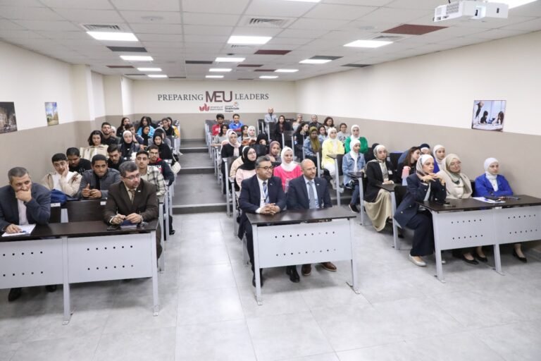 عميد “صيدلة الشرق الأوسط” يروي للطلبة المستجدين رحلة الكلية نحو الموثوقية والجودة
