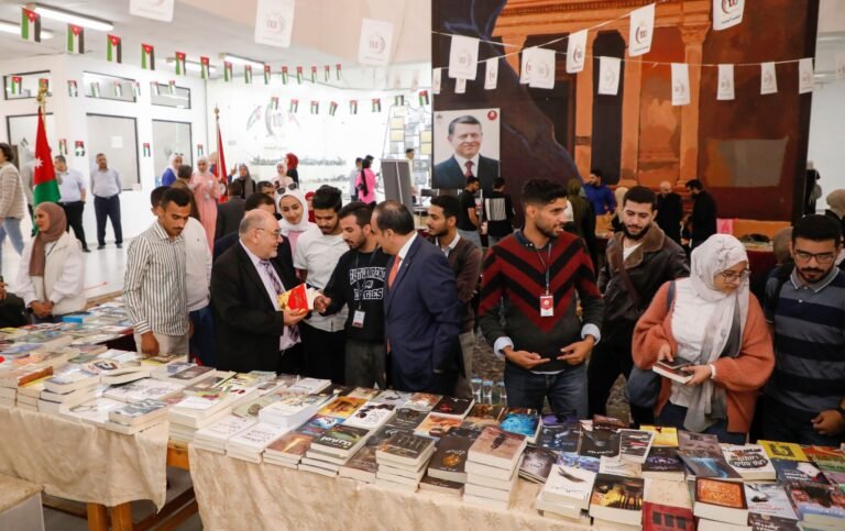 رئيس الجامعة الهاشمية يفتتح معرضًا للكتب في عمادة شؤون الطلبة