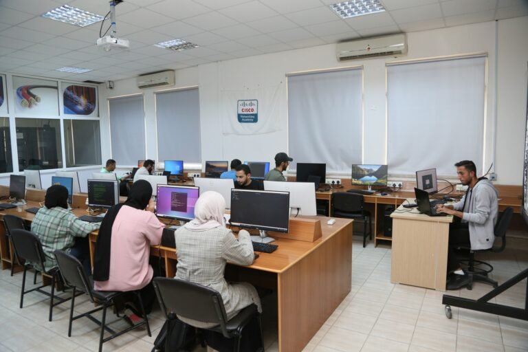 جامعة “الزيتونة” تطلق سلسلة دورات متخصصة في الامن السيبراني