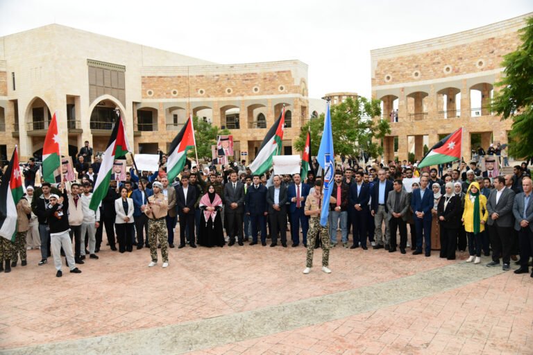 بمشاركة لجنة التربية النيابية مسيرة تضامنية في جامعة العلوم والتكنولوجيا دعمًا للأشقاء في غزة