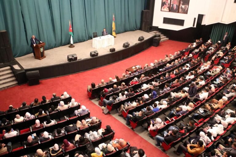 عبيدات يلتقي الطلبة المستجدين في الجامعة الأردنية