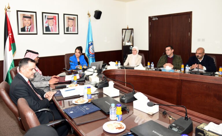 جامعة العلوم والتكنولوجيا والملحقية الثقافية القطرية تبحثان التعاون