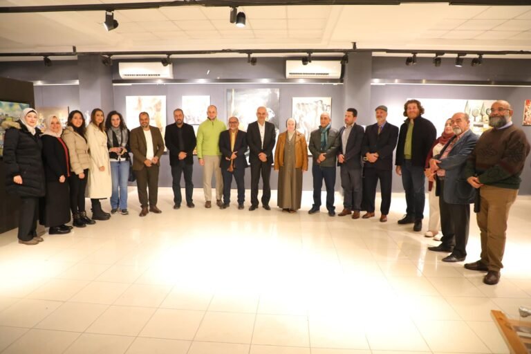 افتتاح معرض الفن التشكيلي في كلية الفنون والتصميم بالتطبيقية