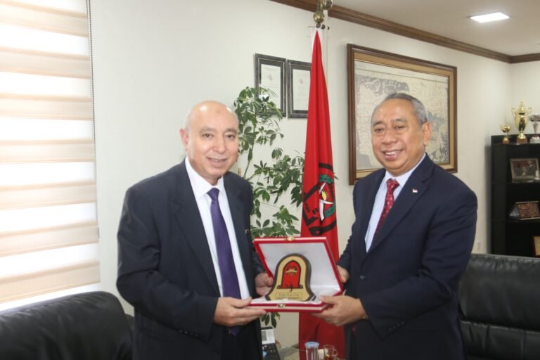 السفير الاندونيسي يزور جامعة مؤتة