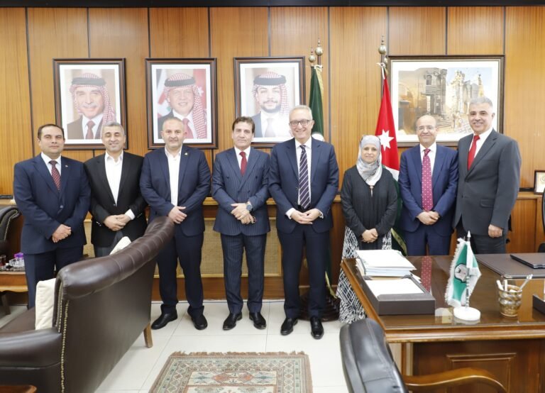 المستشار الثقافي العراقي يزور اليرموك ويشيد بسمعتها الأكاديمية المرموقة