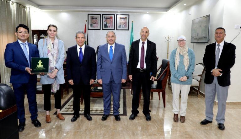 السفير المكسيكي يزور جامعة آل البيت