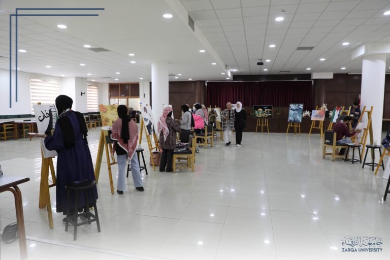 طلبة جامعة الزرقاء يدعمون غزة بلوحات فنية لتعزيز الرواية الفلسطينية لدى الراي العام العالمي