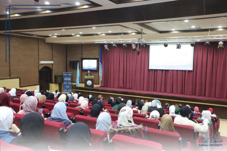 عميد كلية العلوم التربوية في جامعة الزرقاء يلتقي بالطلبة المستجدين