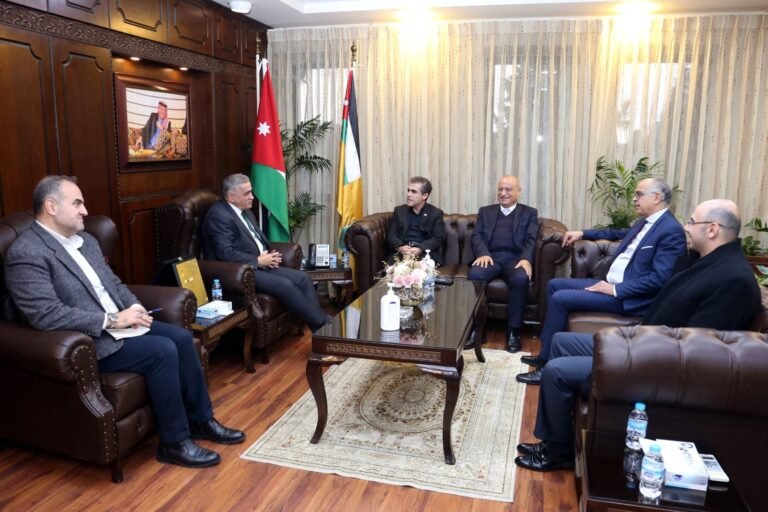 رئيس جامعة الروح القدس (الكسليك) اللبنانية يزور الجامعة الأردنية