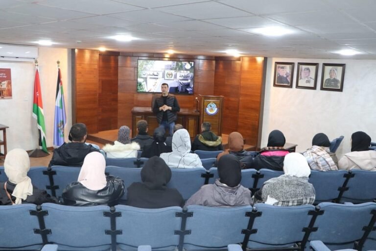 وفد من طلبة جامعة عجلون الوطنية يزور إدارة مكافحة المخدرات