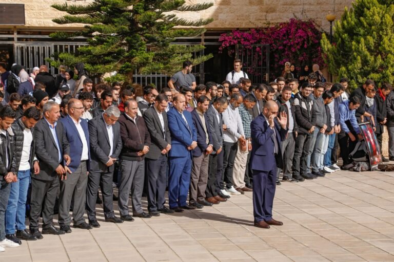 صلاة الغائب في الجامعة الهاشمية على روح الشهيد أبوالرب