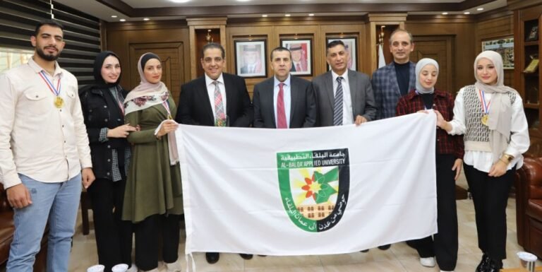 رئيس جامعة البلقاء التطبيقية يكرم طلبة كلية الهندسة الفائزين بمسابقة القوارب الخرسانية