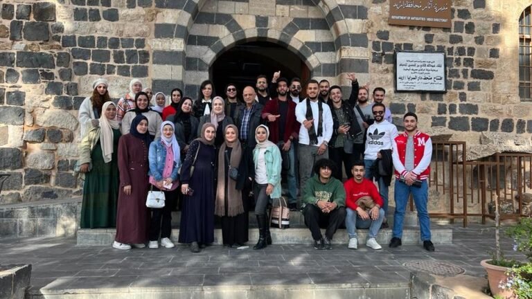 كلية السياحة والفنادق في جامعة اليرموك تنظم زيارة لوسط مدينة إربد ضمن مبادرتها اللغوية