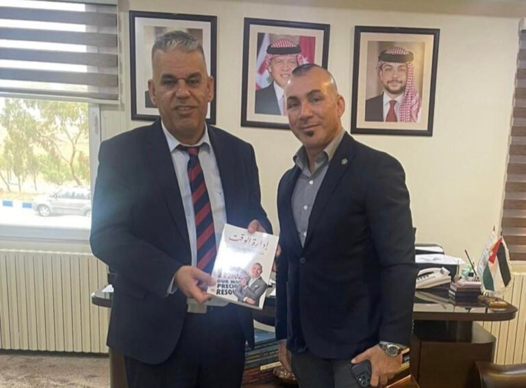 الكاتب ثائر عاشور يهدي جامعة إربد الأهلية مؤلفه الجديد “إدارة الوقت”