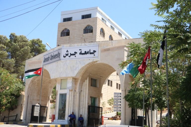 افتتاح البطولات الرياضية في خماسي كرة القدم والطاولة والشطرنج في جامعة جرش