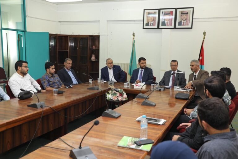 عميد كلية الشريعة يلتقي طلبة الدراسات العليا المستجدين في جامعة آل البيت