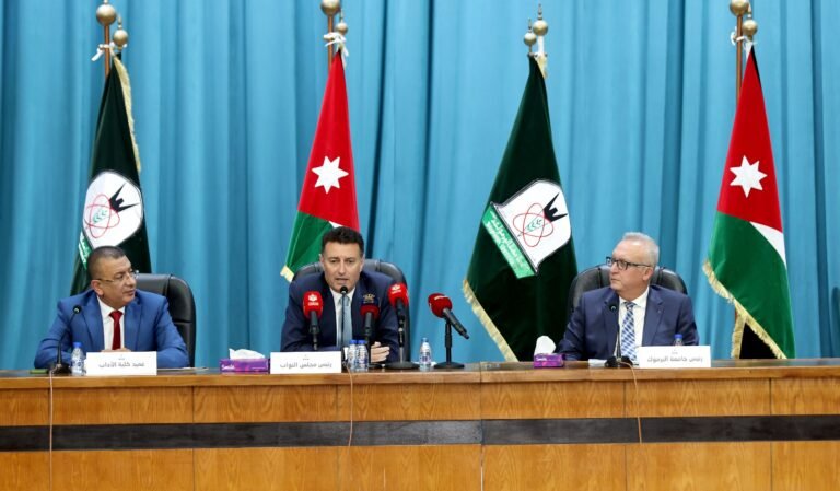 الصفدي من “اليرموك”: الملك يتحدث بصوت الحق والثبات دفاعا عن الأشقاء الفلسطينيين ووقف العدوان على غزة