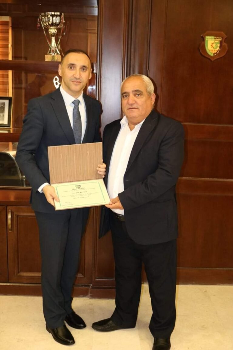 عميد كلية عمان الجامعية يكرم الدكتور وسام حزين والسيد سمير حرب لبلوغهما سن التقاعد