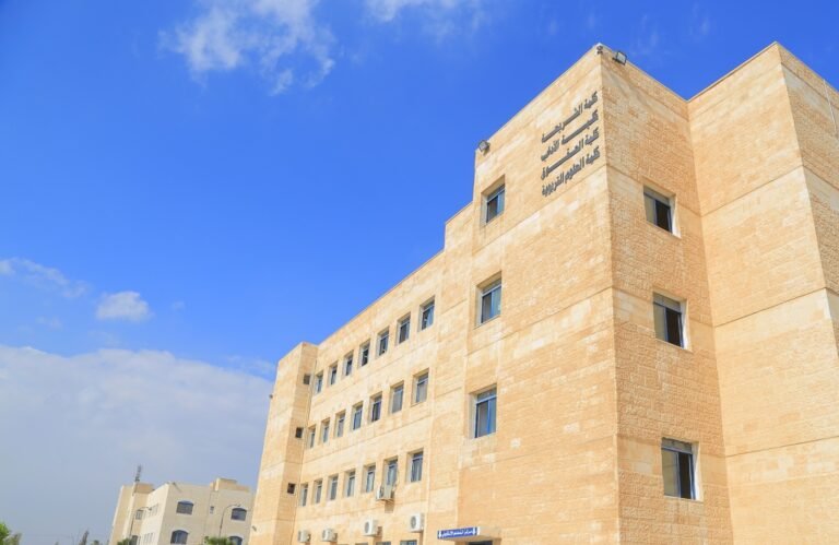 جمعية المكتبات تكرم أوائل تخصص تكنولوجيا المكتبات والمعلومات في جامعة الزرقاء