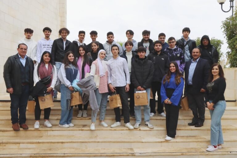 مدرسة الرؤية الحديثة تزور الجامعة الأمريكية في مادبا