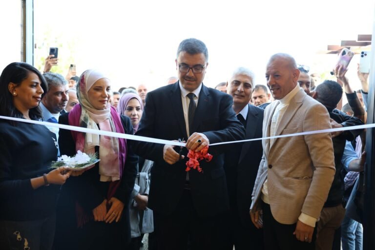 رئيس جامعة عجلون الوطنية يفتتح كفتيريا “أكسجين الأردن”