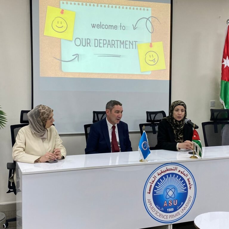 اختتام دورة اللغة الإنجليزية للمجتمع التي عقدت في جامعة العلوم التطبيقية