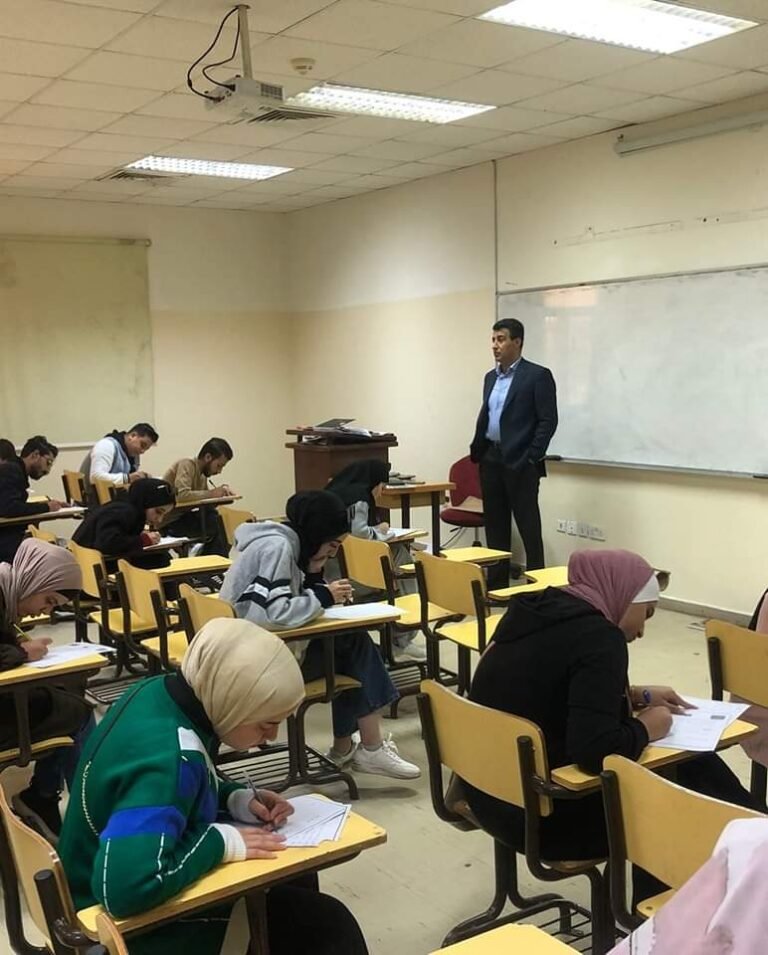 البطوش يجري جولة تفقدية للاطئنان على سير العملية الامتحانية