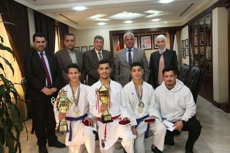 رئيس جامعة الزيتونة الاردنية يكرم الطلبة المتفوقين والمبدعين