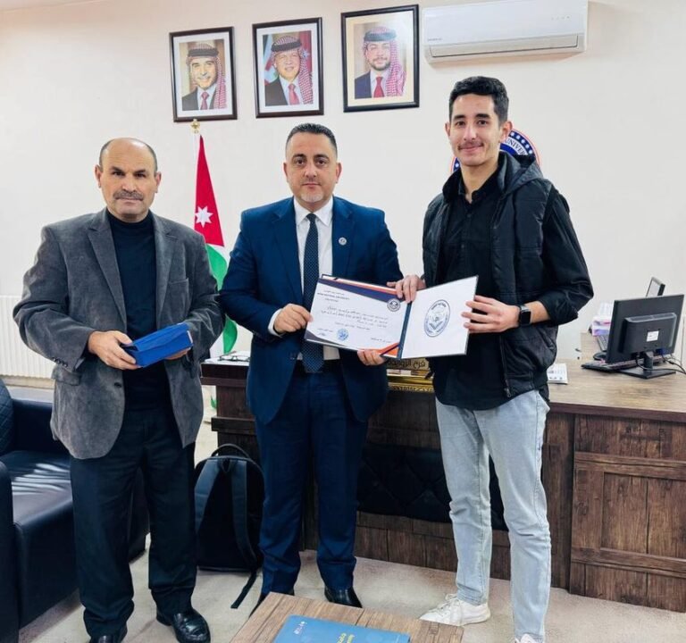 جامعة إربد الأهلية تُكرم الطالب العقيلي لفوزه بأفضل مقالة عن دور جلالة الملك عبدالله الثاني في الدفاع عن القضية الفلسطينية وقطاع عزة
