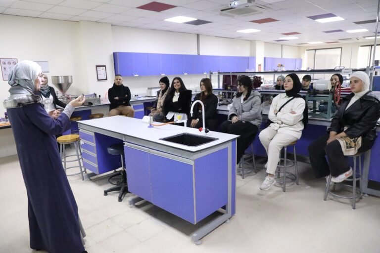 صيدلة “الشرق الأوسط” تنظم محاضرتين في الصناعات الدوائية والتجميلية