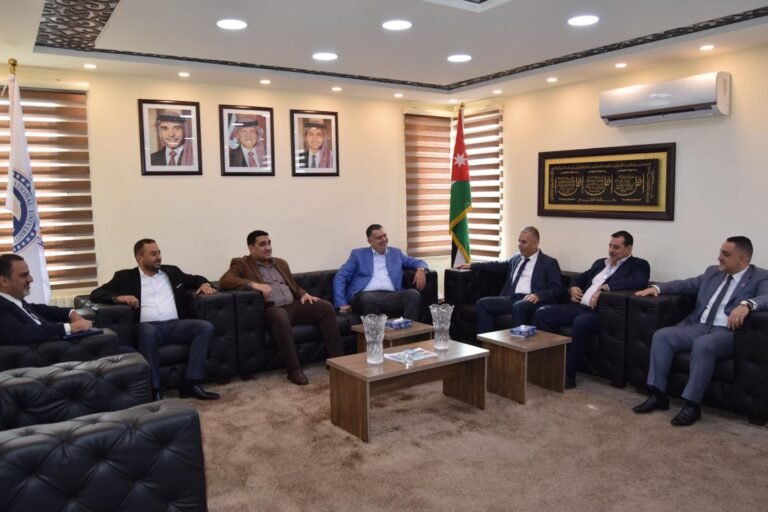 البطاينة يحاضر في جامعة إربد الأهلية حول أهمية العملية الحزبية