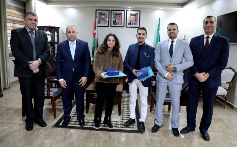 رئيس جامعة آل البيت يكرم الطلبة الفائزين في مسابقة الجامعات الأردنية