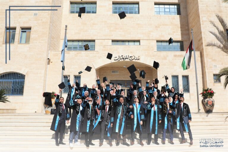 خريجو التمريض في جامعة الزرقاء يؤدون قسم المهنة