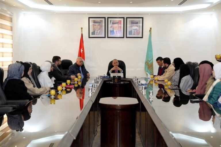 رئيس جامعة آل البيت يلتقي مجموعة من الطلبة الذين شاركوا بفيديو لنصرة أهل غزة