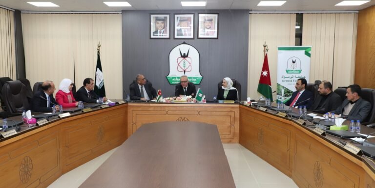 استشاري “صيدلة اليرموك” يعقد اجتماعه الأول ويبحث تحقيق شراكات مستدامة تُعزز مسيرة الكلية وتقدمها