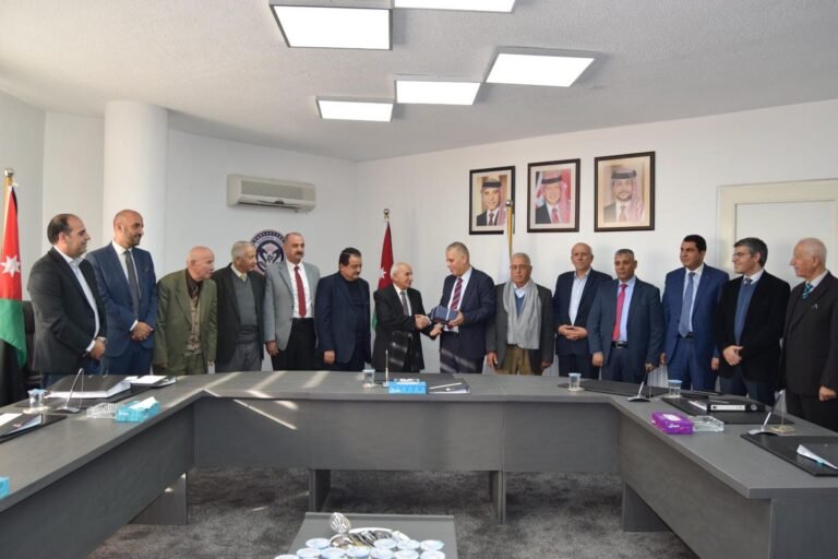 مجلس أمناء وهيئة مديري جامعة جامعة إربد الأهلية يٌكرمون الأستاذ الدكتور الخصاونة بعد أن أكمل 4 سنوات