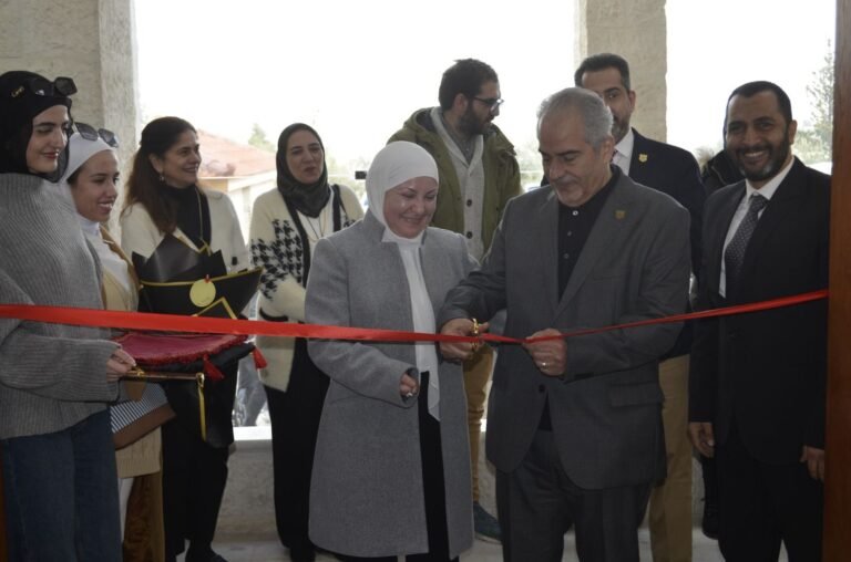 رئيس جامعة عمان الأهلية يفتتح معرض الفنان الدكتور عمران حسن