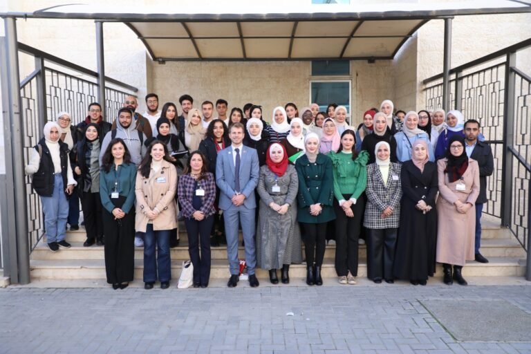 مدير المجلس الثقافي البريطاني يحاور طلبة ”الشرق الأوسط”