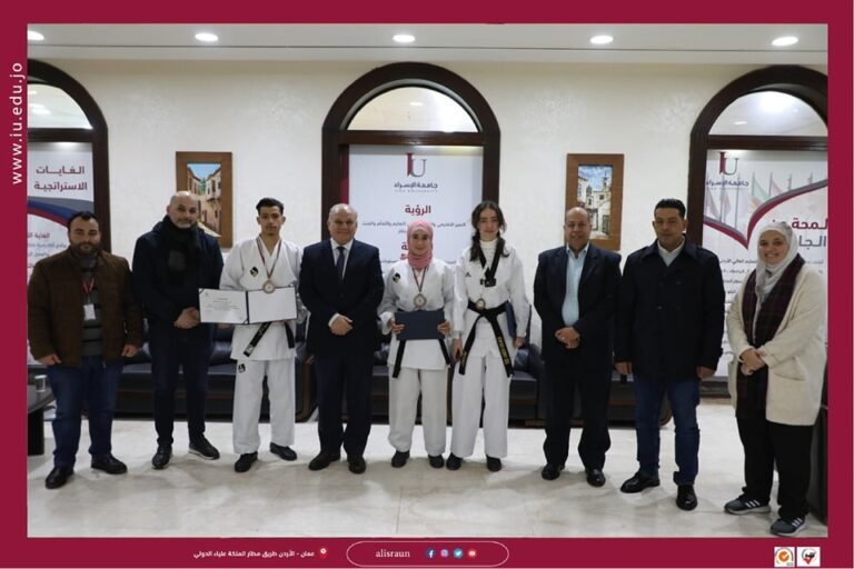 معالي رئيس جامعة الإسراء يكرم الطلبة المتفوقين رياضياً