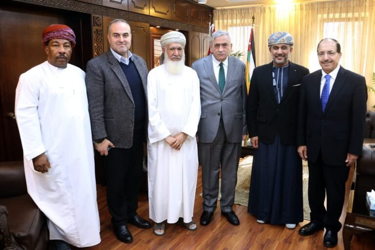 وفد من مؤسسة “أثير” الإعلامية العُمانية يلتقي رئيس الجامعة الأردنية