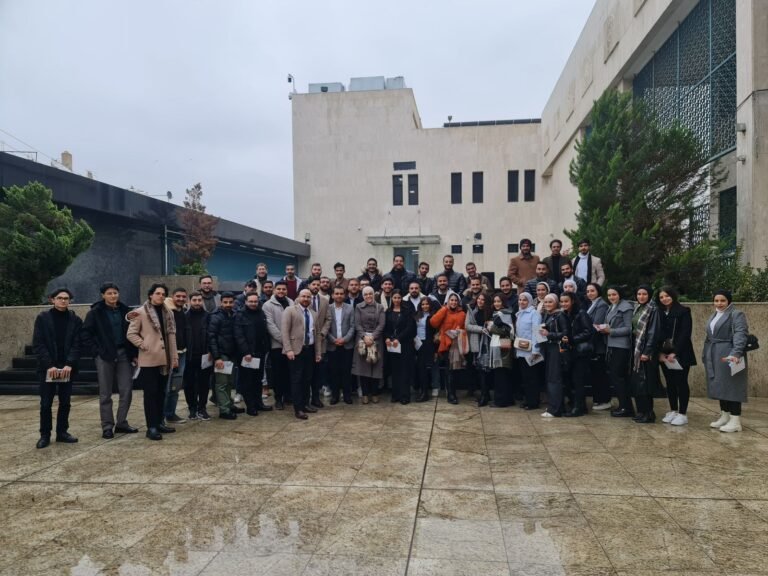 طلبة “الشرق الأوسط” يتعرفون على آلية رسم السياسات النقدية لدى زيارتهم البنك المركزي الأردني