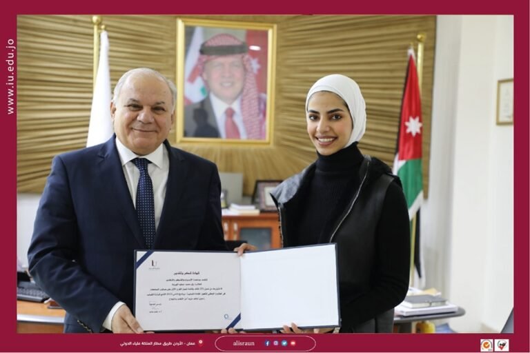 رئيس جامعة الإسراء يكرم الطالبة رؤى الهروط لمشاركتها في المشروع الوطني لتأهيل القادة الشبابية