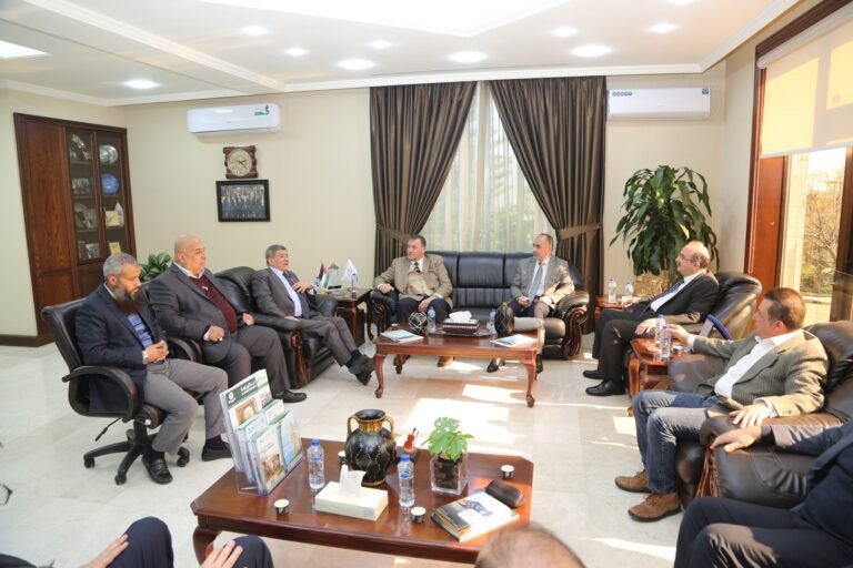 وفد من اتحاد المهندسين العرب يزور جامعة الزيتونة الأردنية