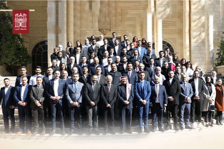 طلبة جامعة البترا يلتقون رئيس الديوان الملكي الهاشمي