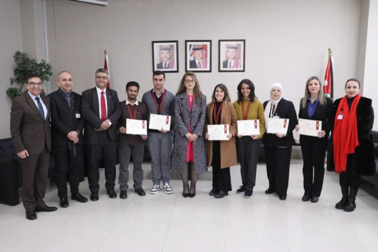 “رئيسة الشرق الأوسط” تُكرم طلبة لفوزهم في بطولة المناظرات الوطنية وتأهلهم للقاء الدولي في قطر