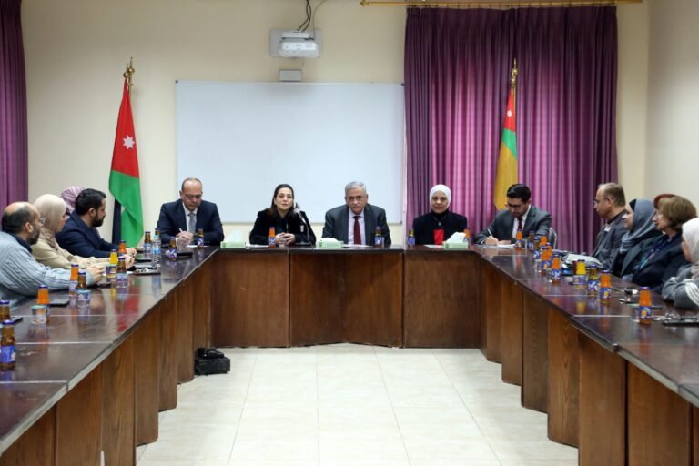 رئيس الجامعة الأردنية يلتقي عميدة وأعضاء الهيئة التدريسية والإدارية في كلية التمريض