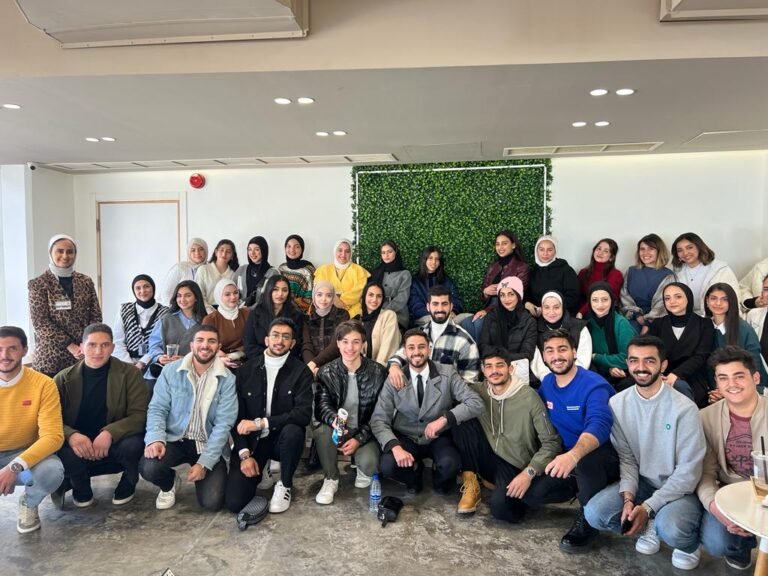 طلبة “الشرق الأوسط” في حوار حول الرفاهية العقلية والصحة النفسية