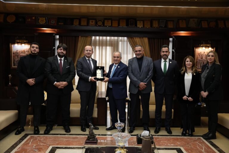 بحث فرص التعاون بين السفارة التركية وجامعة عمان الأهلية