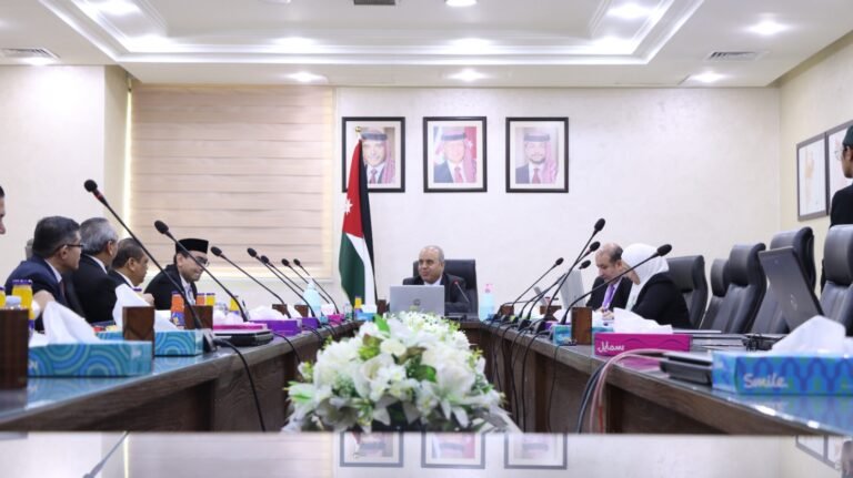 وزير التعليم العالي محافظة يلتقي وفداً إندونيسياً ويعقد معه مباحثات في مجال التعليم العالي واستقطاب الطلبة